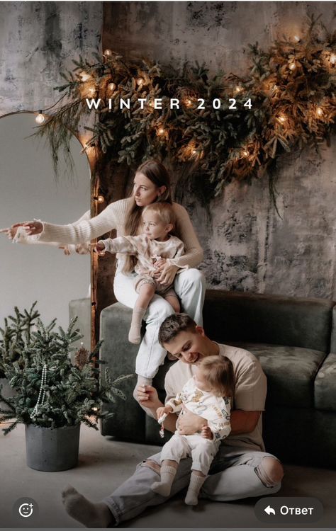 Christmas Scene Photoshoot, White Christmas Background Photoshoot, Christmas Decor Ideas Studio, Holiday Mini Session Ideas Indoor, Photo Set Ideas, Studio Christmas Mini Sessions Family, Christmas Photos Outdoor, Christmas Studio Setup, Reindeer Photoshoot