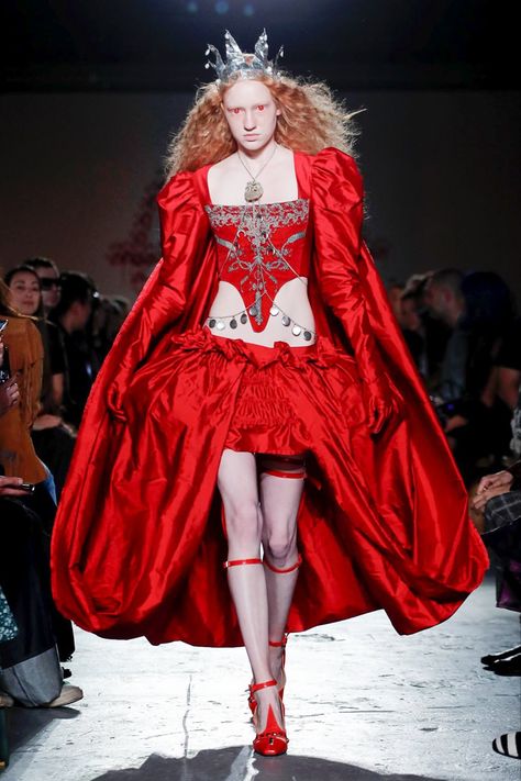 Satanic Fashion, Emo Prom, Dilara Findikoglu, Dolly Fashion, Runway Model, Fashion Show Images, Fashion Runway, Halloween Costume Ideas, Live Fashion