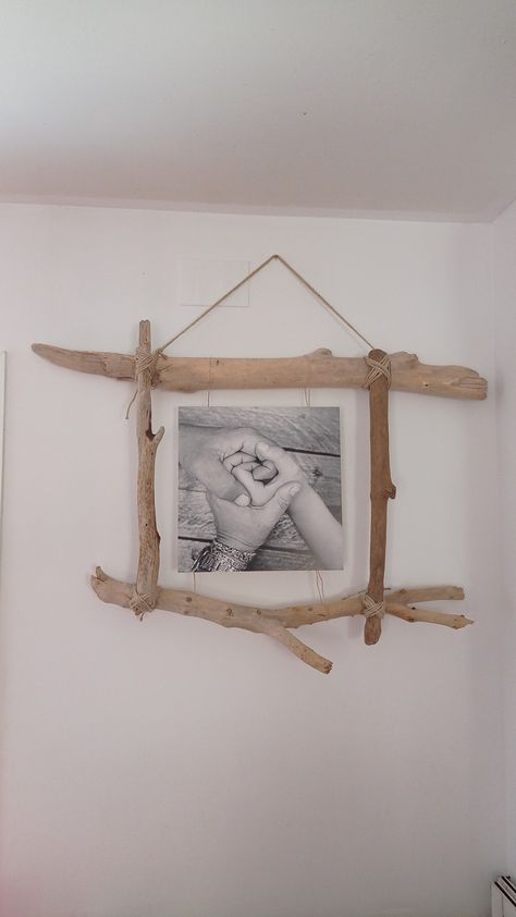 Driftwood Picture Frames, Driftwood Photo Hanger, Driftwood Picture Frames Diy, Driftwood Frame, Driftwood Diy, Stick Frame, Driftwood Projects, Homemade Home Decor, Diy Techniques