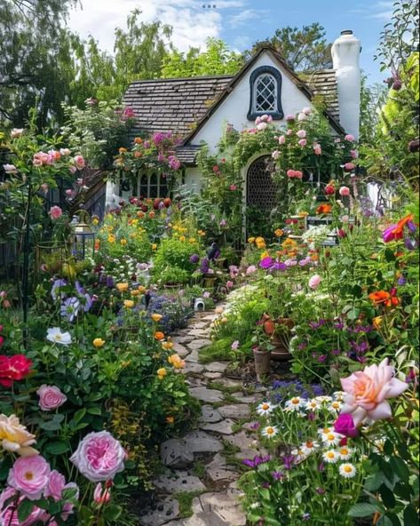 House With Flower Garden, Cottage Garden Design, Garden Yard Ideas, Cute House, Garden Stuff, Garden Lovers, English Cottage, Pretty House, English Garden