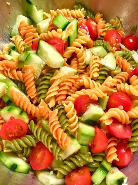 Rotini Salad, Rotini Pasta Recipes, Tri Color Pasta Salad, Pasta Salad Vegan, Rotini Pasta Salad, Midnight Munchies, Tri Color Pasta, Cold Pasta Salad Recipes, Easy Pasta Salad Recipe