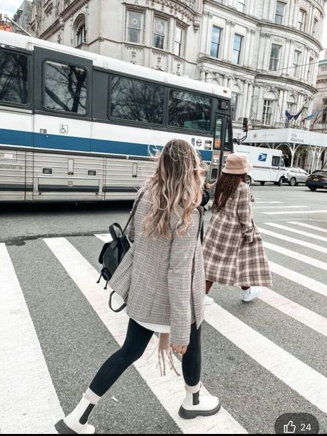 White Dr Martens Chelsea Boots, White Blundstone Outfit, Off White Chelsea Boots Outfit, Cream Dr Martens Outfit, Winter White Boots Outfit, White And Black Boots Outfit, White Chealse Boots Outfit, White Dr Martens Outfit Winter, White Chelsea Doc Martens Outfit