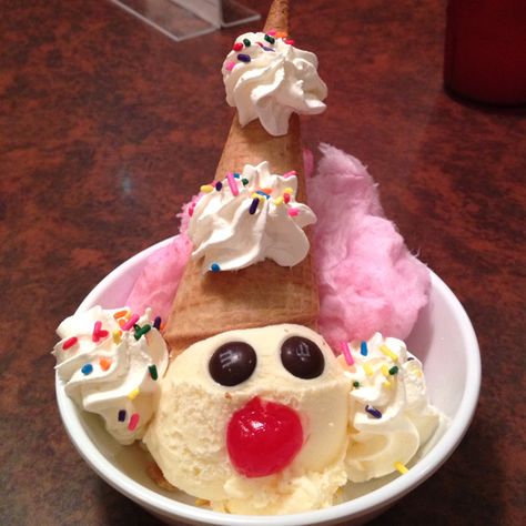 This is some very cute clown ice cream if you now Farrell's you can get it there it's called clown Icecream it's very delicious hope u all like it when u try it Ice Cream Clown, Clown Ice Cream, Circus Food, Pastel Cupcakes, Cute Clown, Food Is Fuel, Cute Desserts, Fake Food, Ice Cream Cake