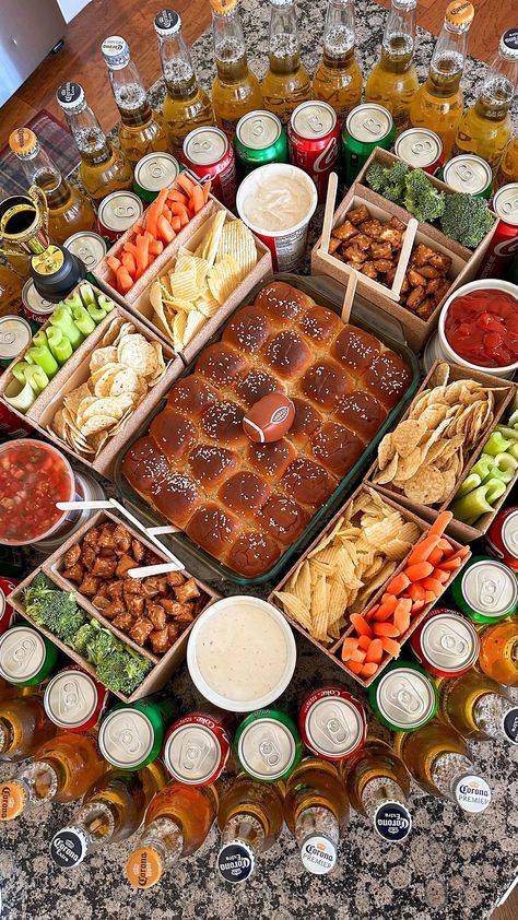 SNACK STADIUM // The easiest way to impress your guests on super bowl 🏈 ITEMS USED: SLIDERS: 1 24 pack kings hawaiian buns 1 pack sliced … | Instagram Kc Chiefs Super Bowl Snacks, Football Field Charcuterie Board, Football Stadium Charcuterie Board, Chiefs Charcuterie Board, Super Bowl Sliders, Football Charcuterie Board, Samantha Bauchmann, Super Bowl Snack Stadium, Football Themed Food