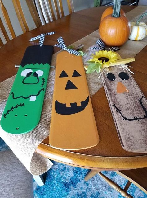 Halloween Pallet Projects, Painted Fan Blades, Ceiling Fan Crafts, Fan Blade Art, Ceiling Fan Art, Halloween Crafting, Painted Fan, Halloween Wood Crafts, Barn Wood Crafts