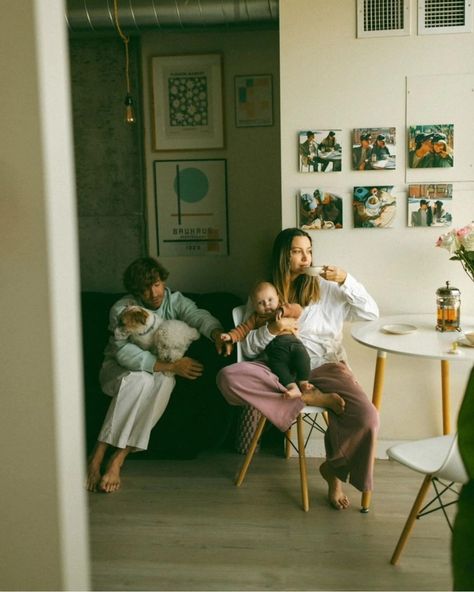 Direct • Instagram Phil Chester, Pack Instagram, Indoor Family, Mommy Moments, Newborn Family Photos, Motherhood Inspiration, Ray Of Light, Motherhood Photography, Family Photo Pose