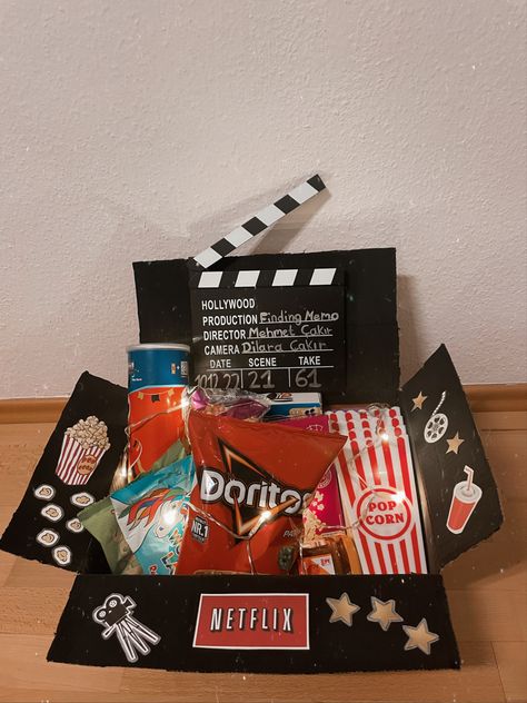 Movie Night Box, Kino Box, Cardboard Crafts Kids, Netflix Gift, Movies Box, Movie Night Party, Cheap Christmas Gifts, Film Lovers, Ideas Handmade