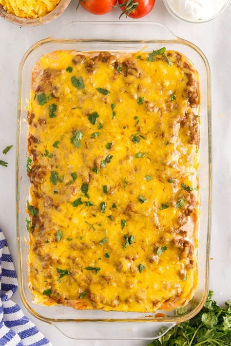 Easy Layered Ground Beef Mexican Taco Casserole Recipe - Family Dinners Ground Beef Taco Casserole, Bubble Up Enchiladas, Mexican Taco Casserole, Ground Turkey Pasta Recipes, Beef Taco Casserole, Mexican Lasagna Recipes, Taco Lasagna, Italian Tiramisu, Homemade Refried Beans