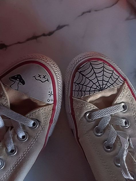 Spider Converse Drawing, Doodles On White Converse, White Converse Drawn On, White Converse Custom Ideas, Drawing On White Converse, Converse With Drawings On Them, Things To Draw On Your Shoes, Drawing On Converse Ideas, Converse Shoes Drawing