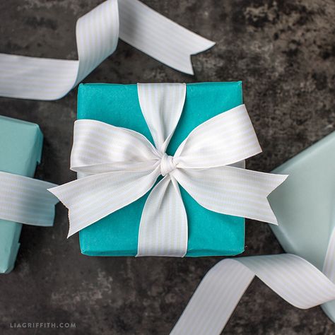 Envelopes Decorados, Bows For Presents, Package Bows, How To Tie Ribbon, Bows Diy Ribbon, Gift Wrapping Bows, Creative Gift Wrapping, Gift Ribbon, Bow Tutorial