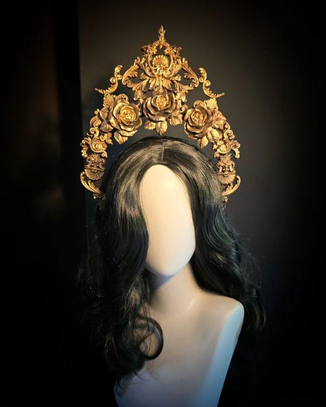 Did someone say Baroque? 🖤 I played with a new technique to make the new Baroque applicants. Now, some of you already know that I don't like to use glue and this crown is no exception!! ONLY the lace and ribbons are glued. Every Baroque application is wired! I'm kinda proud at myself for using this technique. 🖤 She is in shop now and many more will follow! X Liesbeth Dark Lemon Lemon Art, School Project, Headpiece, Glue, Shop Now, Crown, Angel, Lace, Quick Saves