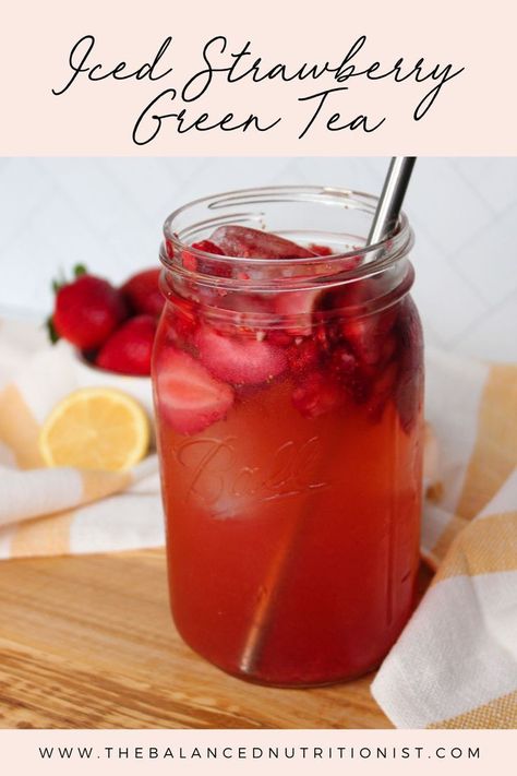 A mason jar full of iced strawberry green tea, garnished with strawberries with a metal straw. Strawberry Green Tea, Green Tea Drinks, Iced Drinks Recipes, Tea Drink Recipes, Green Tea Recipes, Iced Green Tea, Strawberry Tea, Drink Recipes Nonalcoholic, Iced Tea Recipes