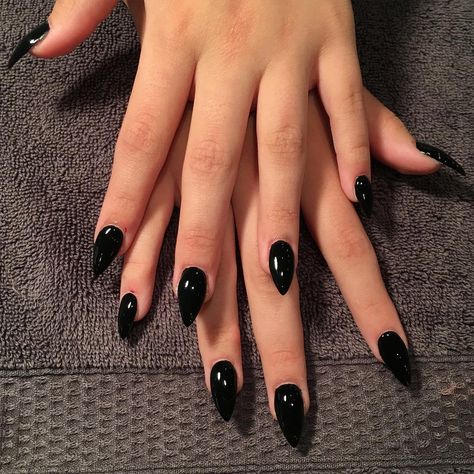 amp-pinterest in action Stiletto Nails Short, Emerald Nails, Black Acrylic Nails, Black Nail Art, Black Nail Polish, Black Nail Designs, Nail Swag, Black Nail, Dark Nails