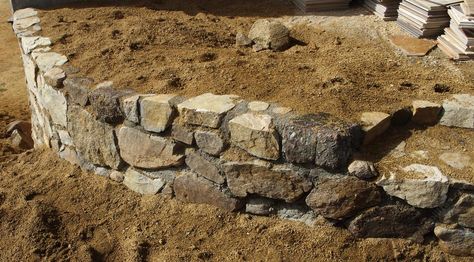 Building a rock wall - complete instructions.  A curved rock wall can make a rock wall much more stable. - grid24_12 Rock Wall Landscape, Rock Wall Gardens, Rock Retaining Wall, Stone Walls Garden, Building A Retaining Wall, Garden Retaining Wall, Fence Plants, Concrete Patios, Stone Retaining Wall