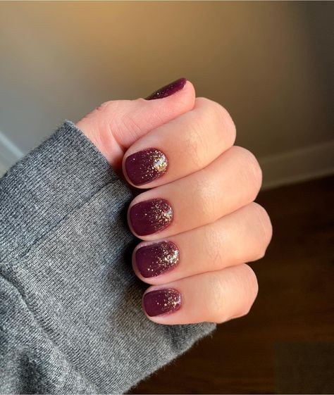 Nails Acrylic Burgundy Design, Maroon Nails With Gold Glitter, Maroon Accent Nails, Simple Autumn Nails Short Orange, Christmas Nails Burgundy And Gold, Nails To Go With Maroon Dress, Burgundy Nails With Gold Flakes, Maroon Sparkle Nails, Merlot Nails Design