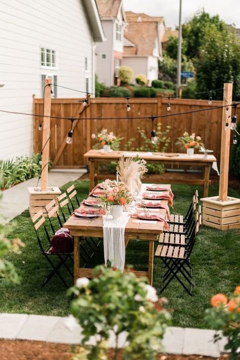 Simple Backyard Wedding Table Decor, Small Backyard Set Up, Small Backyard Wedding Decor, Small Yard Wedding, Minimalist Backyard Wedding, Terracotta Table Decor, Backyard Wedding Dinner, Backyard Wedding Table Set Up, Tiny Wedding Ideas