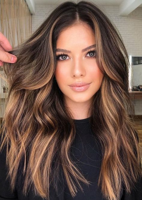 Balayage Hair Caramel, Kadeřnické Trendy, Hair Color Caramel, Brunette Hair With Highlights, Black Hair With Highlights, Vlasové Trendy, Caramel Hair, Brunette Balayage Hair, Brown Hair Balayage