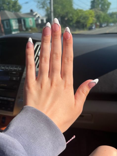 White French Tip Nails With Silver Line, French Tip With Sparkle Line, Silver Outline French Nails, French Tip Sparkle Nails, French Tip Nails With Silver Line, Silver Sparkle French Tip, White French Tip With Silver Line, White French Tip With Glitter Outline, French Tips With Silver Line