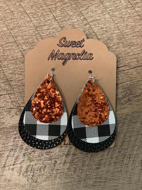 Vinyl Earrings, Cricut Jewelry, Cricut Patterns, Cricut Earrings, Silhouette Jewelry, Diy Leather Earrings, Earring Inspiration, Clothing Crafts, Bow Ideas