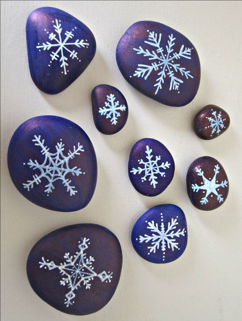 snowflake decorations | snowflake stones - another craft project for the kids Budget Friendly Christmas Gifts, Fun Winter Crafts, Christmas Mandala, Holiday Symbols, Winter Holiday Decorations, Story Stones, Christmas Rock, Rock And Pebbles, Bright Paintings