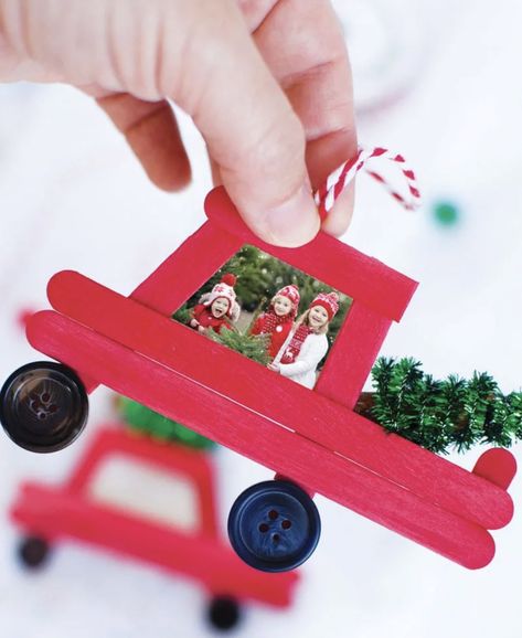 Popsicle Stick Christmas Ornaments, Stick Christmas Ornaments, Juleverksted For Barn, Fun Christmas Crafts, Preschool Christmas, Popsicle Stick, Christmas Truck, Diy Car, Christmas Crafts For Kids