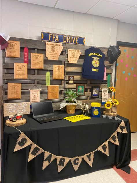 my local FFA designed this table to tell incoming people about the club! Ffa Display Ideas, Fundraiser Table Ideas, Ffa Booth Ideas, Club Fair Table Ideas, Ffa Senior Table Ideas, Ffa Graduation Party Ideas, Ffa Desserts, Ffa Classroom Ideas, Ffa Meeting Ideas