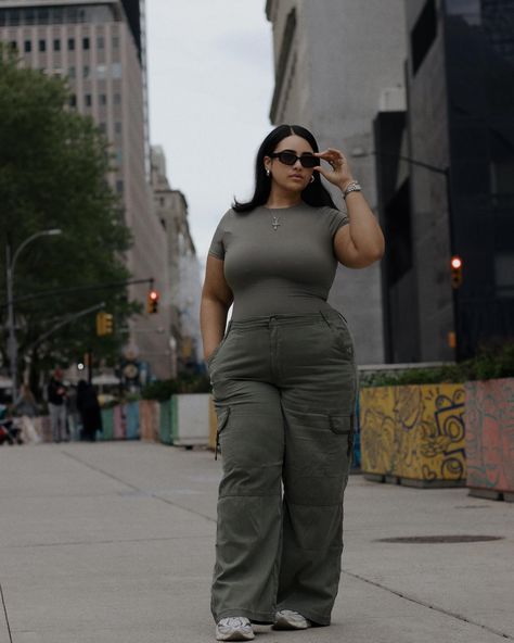 NYC 🌆 #plussizefashion #plussizeoutfit #plussizeootd #casualoutfitideas #newyorkstreetstyle #cargopantsoutfit #midsizefashion #curvyoutfit Plus Cargo Pants, Cargo Pants For Plus Size Women, Plus Size Baddie Outfits Summer Casual, Styling Green Cargo Pants, Casual Plus Size Outfits Winter, Thick Thighs Outfit, Plus Size Sweatpants Outfit, Curvy Baddie Outfits, Plus Size Cargo Pants Outfit