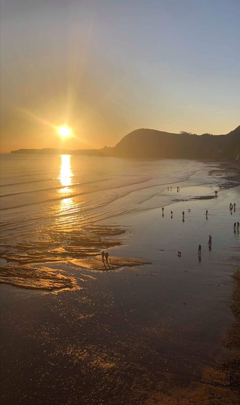 Evening sunset in Sidmouth. #Devon #sunset #beach #Andrewshayes #Holiday #walking #sidmouth. Photo credit Lucy Banfield Sidmouth Devon, Blueberry Girl, Travel Itinerary Planner, Uk Beaches, Itinerary Planner, Best Vacation Spots, Evening Sunset, Uk Holidays, Devon England