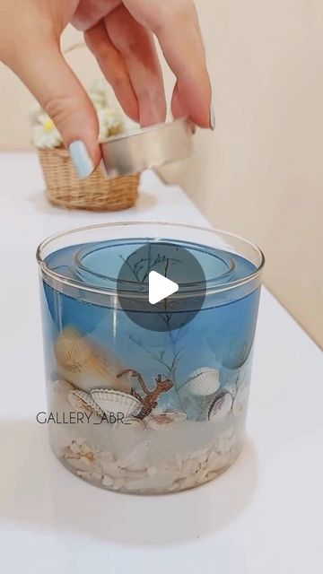 Candle Peeps • We love Candles on Instagram: "Amazing beach inspired candle ☀️🏝️ Watch till the end to see the magical result 😻 How beautifully complex this creative process is 🥹  These are the artist’s tips:✨  Preheat the candle jar with good dryer or thermal gun ✔️  Slowly pour paraffin wax into the jar ✔️  Use gel paraffin wax to create the clear look (plus put shell powder to make the shiny finish look) ✔️  Use the thermal gun at the end to remove bubbles ✔️ • Tag a friend and SAVE the reel for later reference ⤵️ • 🎥 by @gallery_abr_  • 💖 Follow us @candlepeeps for more useful tips on candle making 🪔 • • • • • • • • • • • • • • #candlemaking #candlelover #candle #candleaddict #candlesofinstagram #scentedcandles #velasaromaticas #soycandles #soywax #soywaxcandles #candlemagic #can Clear Gel Candles Diy, Homemade Scented Candles Diy, Gel Wax Candles Ideas, Clear Gel Candles, Powder Candle, Gel Candle Diy, Jelly Candles, Gel Wax Candles, Gel Candle