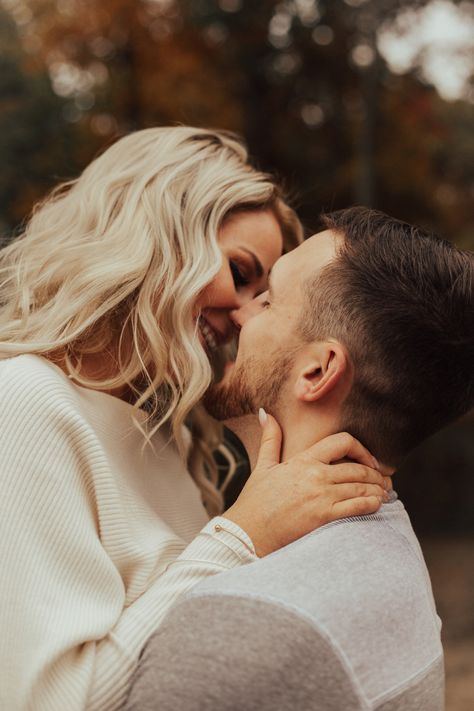 Fall Couple Photoshoot Ideas, Couple Fall Photoshoot, Autumn Shoot, Photoshoot Tips, Couple Photoshoot Ideas, Fall Couple, Fall Engagement Pictures, Foto Top, Couple Engagement Pictures