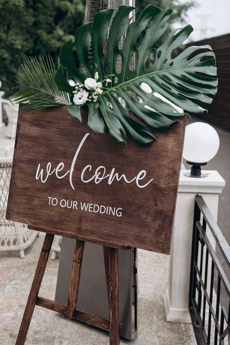 Hunter Green Beach Wedding, Monstera Centerpiece Wedding, Tropical Wedding Cocktail Hour, Hawaii Wedding Decor, Summer Wedding Decoration Ideas, Black Tropical Wedding, Tropical Minimalist Wedding, Hawaiian Wedding Decor, Wedding Arch Tropical