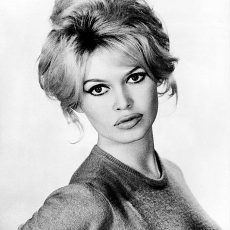 Brigitte Bardot photographed by Sam Levin, 1959. I love her natural lips and big brown eyes   #brigittebardot  #brigitte #bardot #bb  #vintage  #samlevin  #1950s #50s #fifties Bardot Hair, Bridgette Bardot, Jean Shrimpton, Bridget Bardot, Beauty Icons, Natural Lips, Brigitte Bardot, White Photo, Mulan