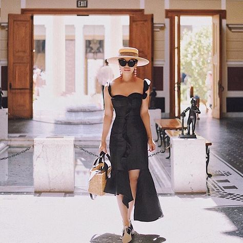 Malibu Outfit, Visor Outfit, Straw Hats Outfit, Travel Los Angeles, Hat Outfit Summer, Museum Outfit, Getty Villa, Black White Striped Dress, Ombre Earrings