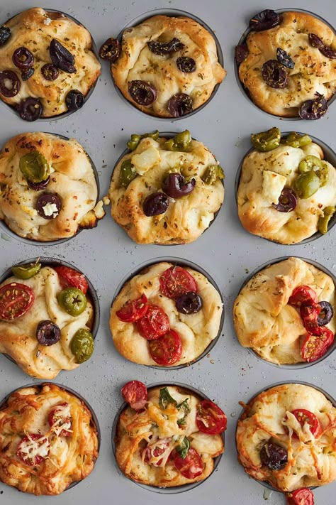 Easy Focaccia Muffins, Cute Focaccia, No Knead Focaccia Muffins, What To Make With Focaccia Bread, Foccacia Bread Muffins, Focaccia Muffin Recipe, Muffin Tin Focaccia, Easy Apero Ideas, Homemade Party Food