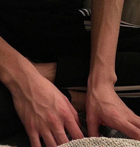 Arm Veins, Hand Veins, 남자 몸, Bad Boy Aesthetic, Hand Reference, Hand Pictures, Male Hands, Pretty Hands, Character Aesthetic