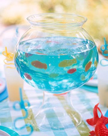 pecera para decorar la mesa Gummy Fish, Blue Jello, Martha Stewart Recipes, Halloween Fest, Swedish Fish, Jello Shots, Festa Party, Luau Party, Fish Bowl