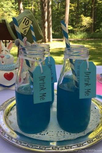 Alice In Wonderland Snack Table, Alice Through The Looking Glass Party, Alice In Wonderland Movie Night, Alice In Onederland First Birthday Food, Party Birthday, Edible Tea Cups, Alice In Wonderland Food, Wonderland Party Theme, Wonderland Sweet 16