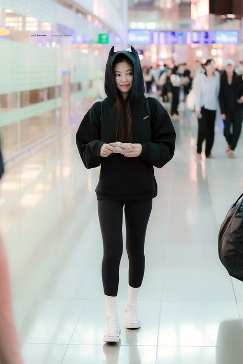 Jennie Airport Style, Airport Fashion Kpop, Korean Airport Fashion, Jenny Kim, Airport Fits, Bratz Inspired Outfits, Outfit Korean, Fashion Idol, Image Swag