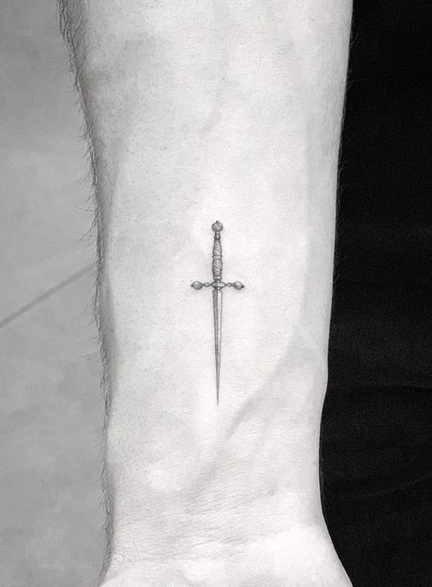 Tatuagem Masculina Pequena, Warrior Tattoos, Tattoos Geometric, Dagger Tattoo, Full Sleeve Tattoos, Badass Tattoos, Dainty Tattoos, Sleeve Tattoos For Women, 문신 디자인