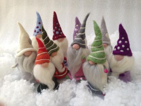 Needle Felt Christmas, Tovad Ull, Needle Felted Ornaments, Needle Felting Tutorial, Needle Felting Diy, Wool Felt Projects, Needle Felted Christmas, Wool Needle Felting, Felt Fairy