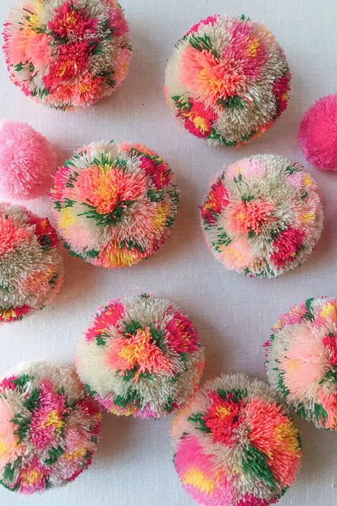 DIY Floral Pom Poms - Honestly WTF Pompon Diy, Diy Pom Poms, Fleurs Diy, How To Make A Pom Pom, Diy Pom Pom, Pom Pom Crafts, Diy Bricolage, Yarn Diy, Crafty Craft