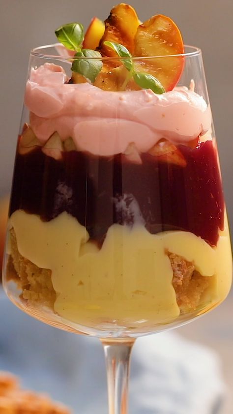 Quand ton dessert se prend pour un cocktail ça donne ce trifle à la Sangria que tu dégusteras au soleil tout l'été. Cette recette de trifle facile est rapide à réaliser et vaut carrément le détour ! Dessert In Glasses Ideas, Brownie Recipe Video, Glass Desert, Desserts In A Glass, Trifle Recipe, Almond Cakes, Food Videos Desserts, Mini Foods, Trifle