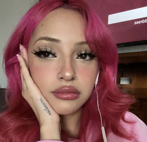 Pink Hair On Brown Skin Women, Pink Hair Pink Makeup, Light Pink Hair Tan Skin, Pink Hair Makeup Looks, Latina With Pink Hair, Red And Light Pink Hair, Costumes For Pink Hair, Burgundy Hair Makeup Looks, Light And Dark Pink Hair