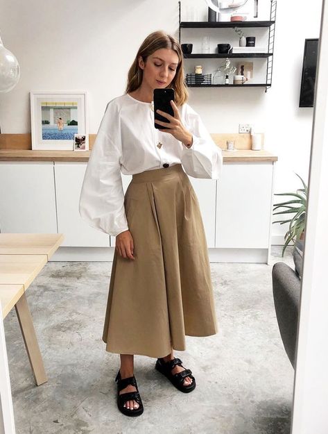 Beige Skirt Outfit, Outfit Ideas Skirt, Brittany Bathgate, Beige Midi Skirt, Midi Skirt Outfit, Beige Skirt, Classic Skirts, Rock Outfit, Outfit Trends