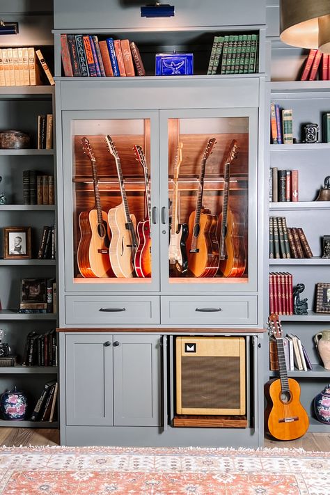 interior design music room custom built in guitar storage Music Room In House Ideas, Home Office Music Studio, Office With Guitars, Music Room Built Ins, Guitar Cabinet Diy, Guitar Cabinet Storage, Music Gear Storage, Guitar Display Cabinet, Music Library Room