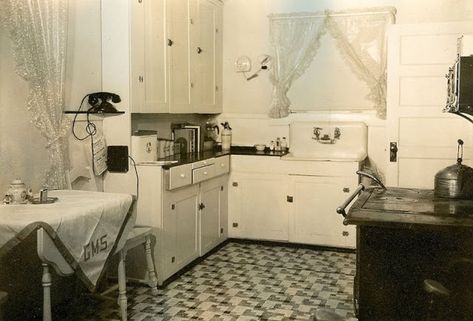 Living in the Thirties: 12 Amazing Found Photos Depict What House Interior Looked Like in the 1930s ~ vintage everyday 1930 Farmhouse Decor, 1930s Home Decor Vintage, 1930 Interior Design 1930s House Vintage Kitchen, 1930s House Interior Design, 1920 House Interior Ideas Vintage, Kitchen 1930s House, 1940s Farmhouse Interior, 1930 Home Decor 1930s Style, 1930’s Decor