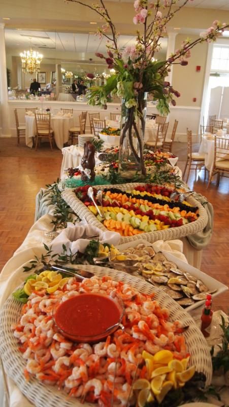 Flower arrangement Display Shrimp Cocktail, Shrimp Cocktail Display, Seafood Display, Appetizer Buffet, Cocktail Fruit, Seafood Buffet, Cocktail Party Food, Wedding Appetizers, Decorações Com Comidas