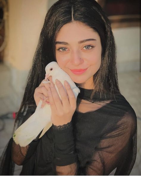 حسین 💖 #noorkhan#noor#noorkhanofficial  #نور @noorzafarkhan Noor Zafar Khan, Bengali Makeup, Pakistani Actress Dresses, Noor Khan, Blush Lace Dress, Couples Hugging, Cute Love Wallpapers, Cute Couples Hugging, Pakistani Actress