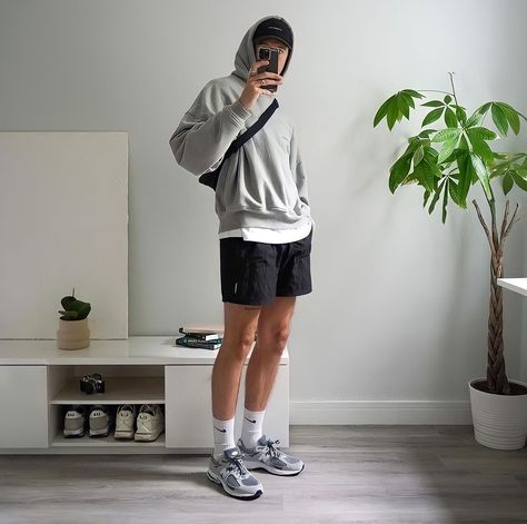 Grey Shorts Outfit Men, Athleisure Outfits Men, Grey Shorts Outfit, Fall Italy Outfits, Shorts Outfit Men, Italy Outfits Men, Asian Men Fashion, Athleisure Men, Mens Shorts Outfits