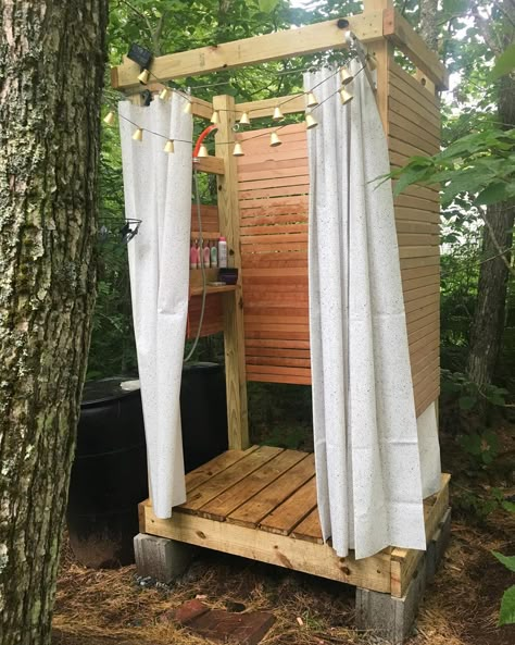 Outside Shower Ideas, Grid Instagram, Outside Showers, Outdoor Shower Enclosure, Outdoor Shower Diy, Outdoor Bathroom Design, Garden Shower, Outdoor Bath, Outdoor Sauna